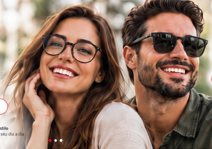 Casal usando óculos de grau e de sol